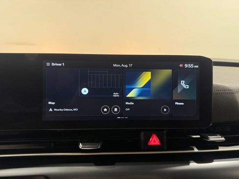 Used 2025 Kia Carnival FWD image 3
