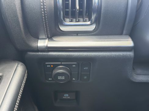 Used 2025 Ford Expedition Platinum image 26