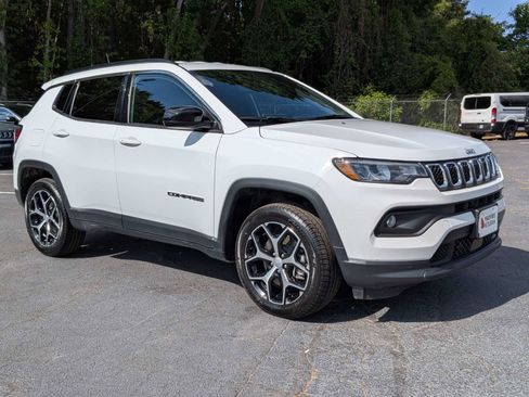 Used 2024 Jeep Compass Latitude AWD/4WD image 1