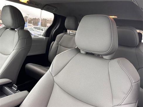 Certified 2025 Toyota Sienna XLE image 17