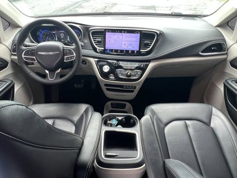 Used 2023 Chrysler Pacifica Touring-L image 33