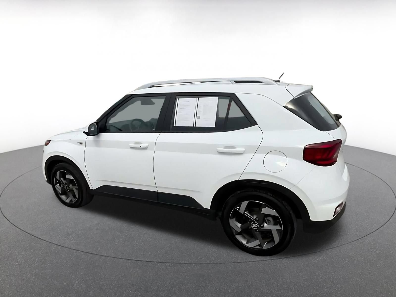 Used 2026 Hyundai Venue SEL FWD image 9