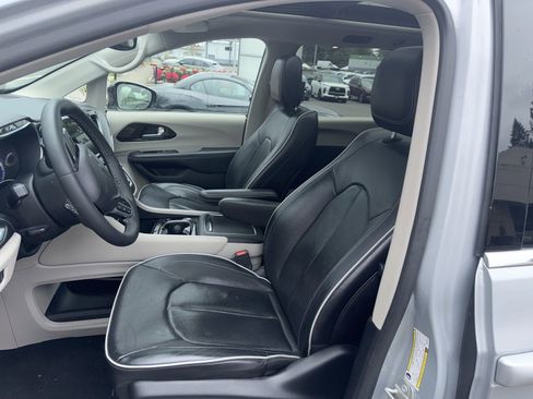 Used 2023 Chrysler Pacifica Limited image 13
