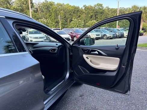 Used 2017 INFINITI QX30 Premium w/ Navigation Package FWD image 26