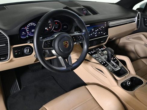 Used 2023 Porsche Cayenne Platinum Edition image 4