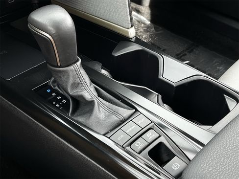 Used 2025 Toyota Camry SE w/ Convenience Package image 17