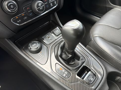 Used 2019 Jeep Cherokee Limited w/ Luxury Group AWD/4WD image 4