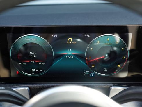 Used 2022 Mercedes-Benz GLB 250 w/ Premium Package Lite image 27