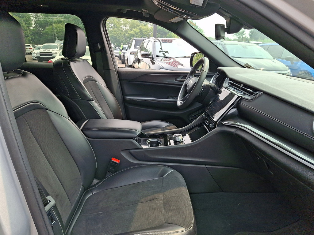 Used 2023 Jeep Grand Cherokee Altitude AWD/4WD image 12