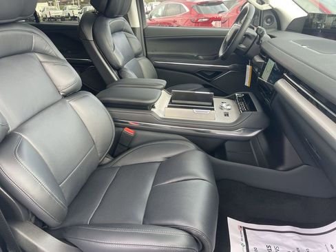 New 2025 Lincoln Navigator Reserve image 32