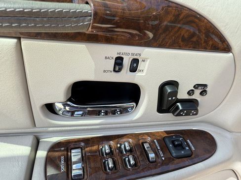 Used 2001 Lincoln Town Car Cartier image 17