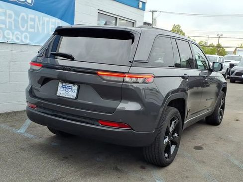 Used 2025 Jeep Grand Cherokee Altitude AWD/4WD image 6