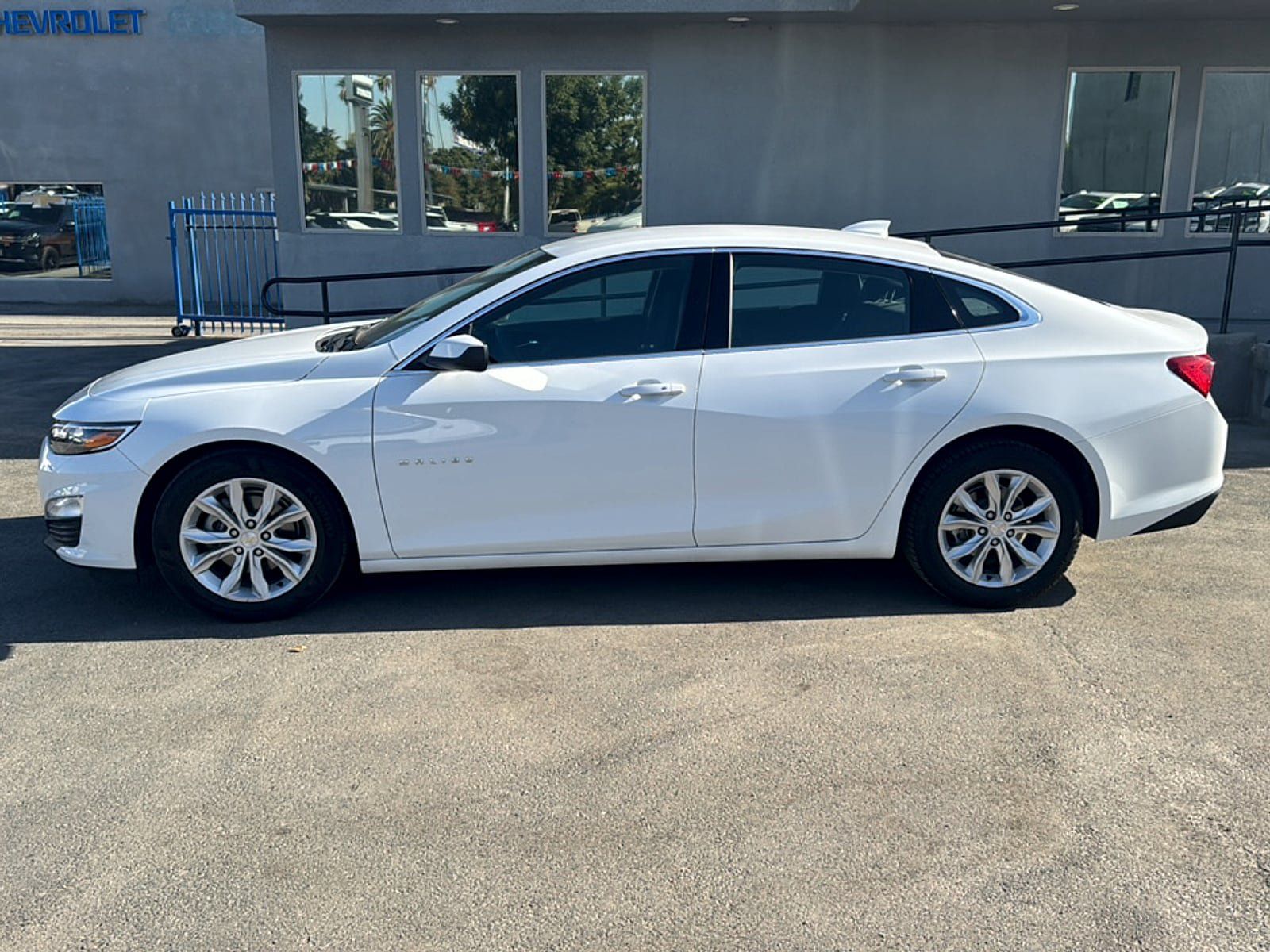 Used 2025 Chevrolet Malibu LT FWD image 2