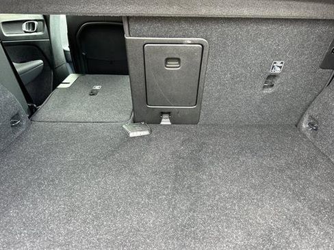 Used 2022 Volvo XC40 T5 Momentum image 15