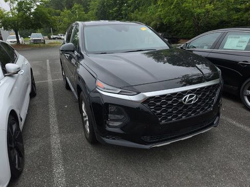 Used 2020 Hyundai Santa Fe SE FWD image 2