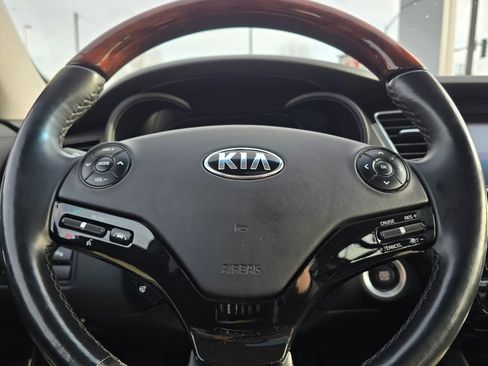 Used 2017 Kia K900 Luxury image 26
