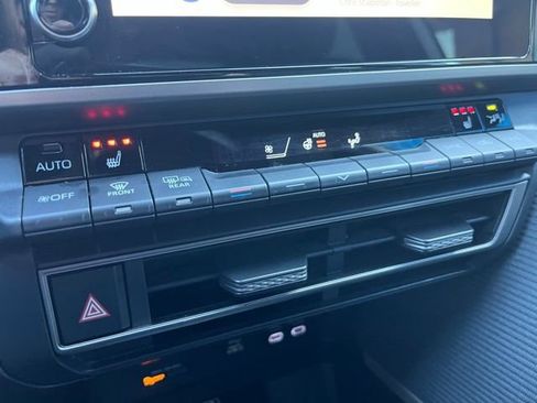 Used 2025 Toyota Camry SE w/ Convenience Package image 20