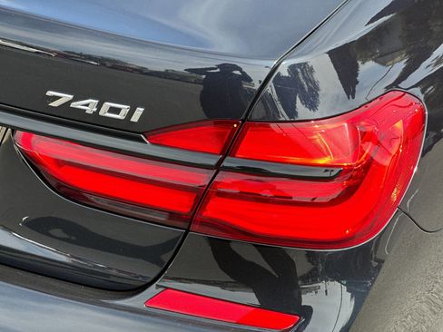 Used 2019 BMW 740i w/ M Sport Package image 33