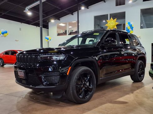 Used 2023 Jeep Grand Cherokee Altitude AWD/4WD image 3