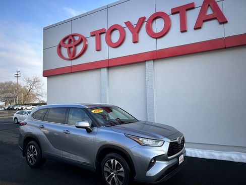 Used 2020 Toyota Highlander XLE image 1