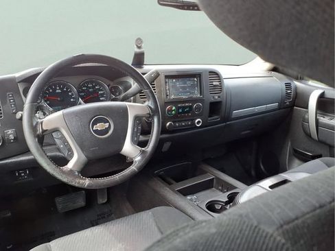 Used 2010 Chevrolet Silverado 2500 LT w/ Interior Plus Package AWD/4WD image 5