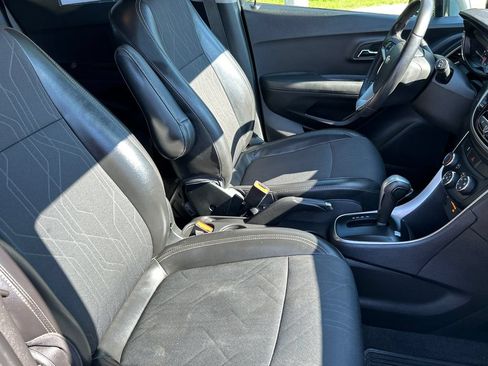 Used 2019 Chevrolet Trax LT w/ LT Convenience Package FWD image 14