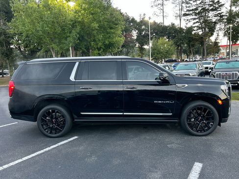 Used 2023 GMC Yukon XL Denali image 10