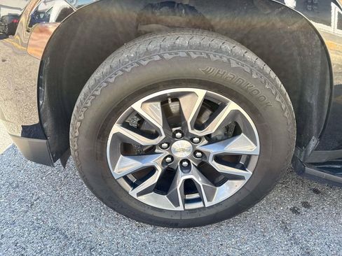 Used 2022 Chevrolet Suburban LT w/ LT Signature Plus Package image 4