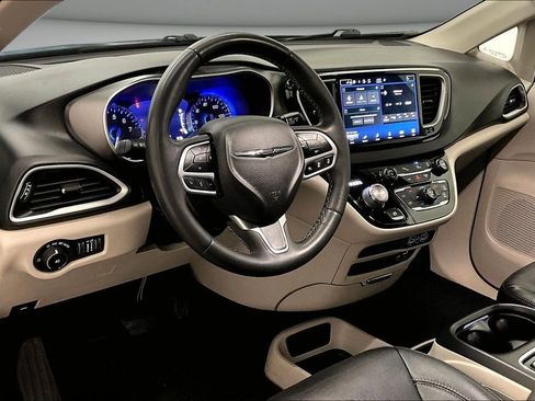 Used 2022 Chrysler Pacifica Touring-L image 17