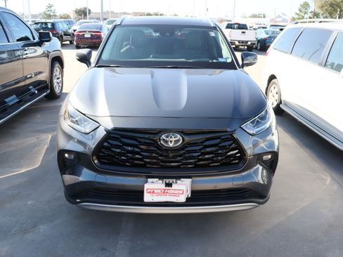 Used 2020 Toyota Highlander Limited Platinum image 3