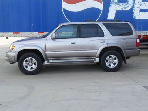 Used 2002 Toyota 4Runner SR5 AWD/4WD image 6