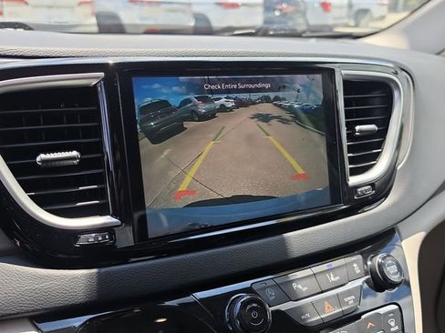 Used 2023 Chrysler Pacifica Touring-L FWD image 26