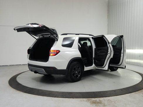 Used 2025 Honda Pilot TrailSport image 16