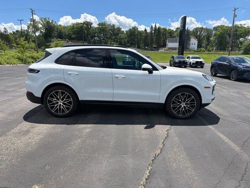 Used 2024 Porsche Cayenne AWD/4WD image 18