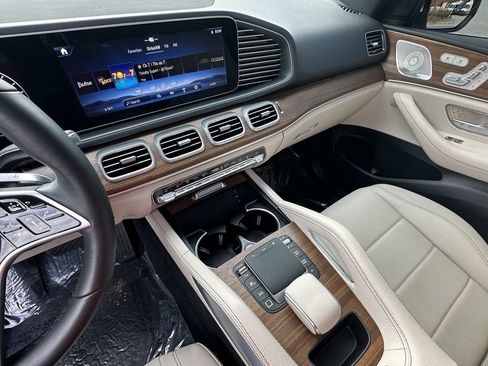 Used 2025 Mercedes-Benz GLE 450e 4MATIC image 31