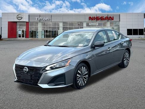 Used 2025 Nissan Altima 2.5 SV FWD image 3