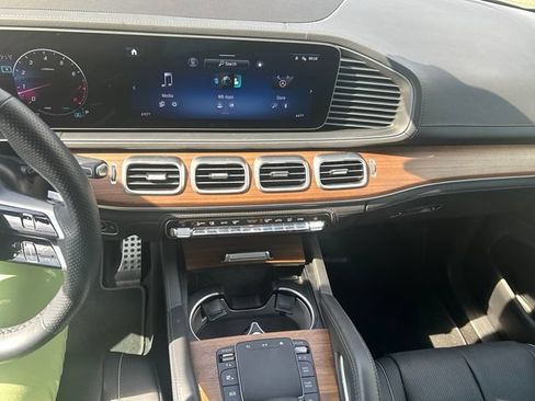 Used 2024 Mercedes-Benz GLS 580 4MATIC image 9