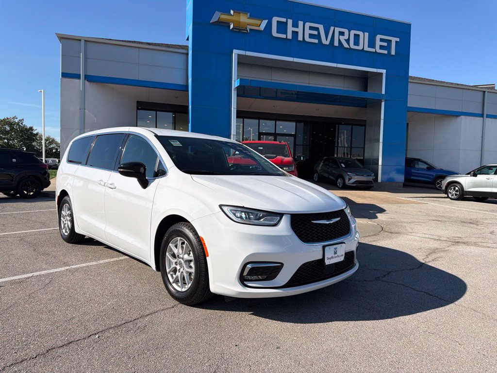 Used 2025 Chrysler Pacifica Select FWD image 1
