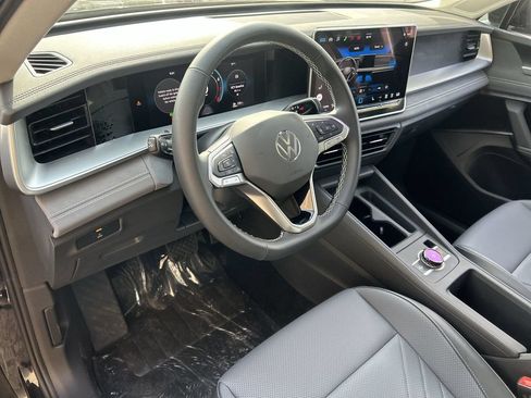 New 2026 Volkswagen Tiguan SE FWD image 14