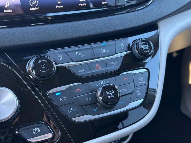 Certified 2024 Chrysler Pacifica Touring-L FWD image 19