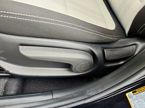 Used 2024 Hyundai Venue SEL image 12