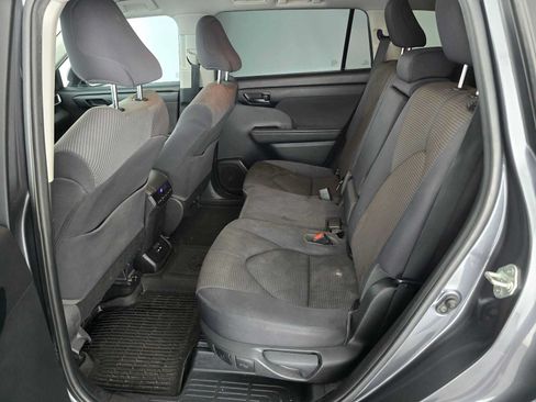 Used 2020 Toyota Highlander L FWD image 17