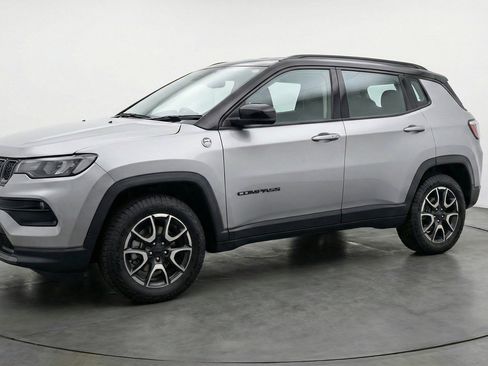 Used 2025 Jeep Compass Trailhawk w/ Trailer Tow Group AWD/4WD image 3