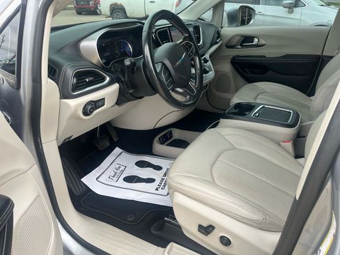 Used 2021 Chrysler Pacifica Touring-L FWD image 7