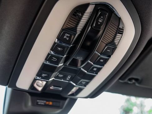 Used 2025 Porsche Macan AWD/4WD image 28