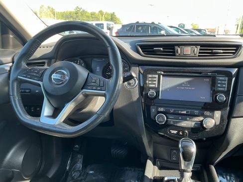 Used 2017 Nissan Rogue SV w/ Sun & Sound Touring Package AWD/4WD image 7