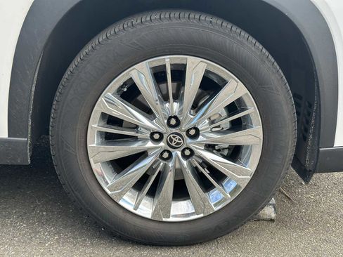 Used 2025 Toyota Grand Highlander AWD image 4