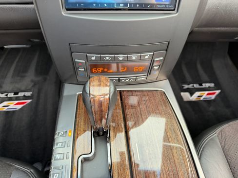 Used 2007 Cadillac XLR V RWD image 36
