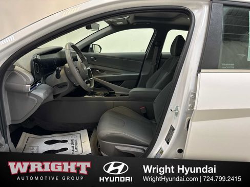 Used 2025 Hyundai Elantra SEL FWD image 11