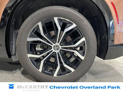 Used 2025 Toyota Crown Signia AWD/4WD image 31